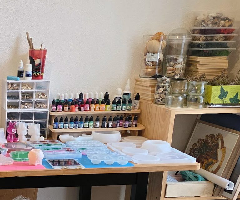 Coquillages, fleurs séchées et pigments classés à l’atelier, sélectionnés à la main pour chaque pièce en résine époxy