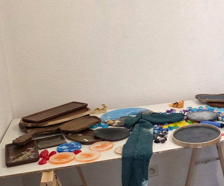 Plateaux et sous-verres en résine époxy démoulés puis polis à la main, artisanat de Charente-Maritime