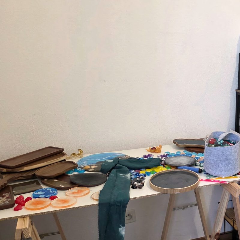 Créations en résine époxy fraîchement démoulées à l’atelier de Charente-Maritime