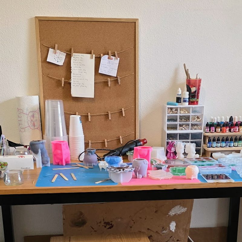 Coulisses de l’atelier : l’établi de Léa à Saujon, résine époxy, pigments et moules en silicone