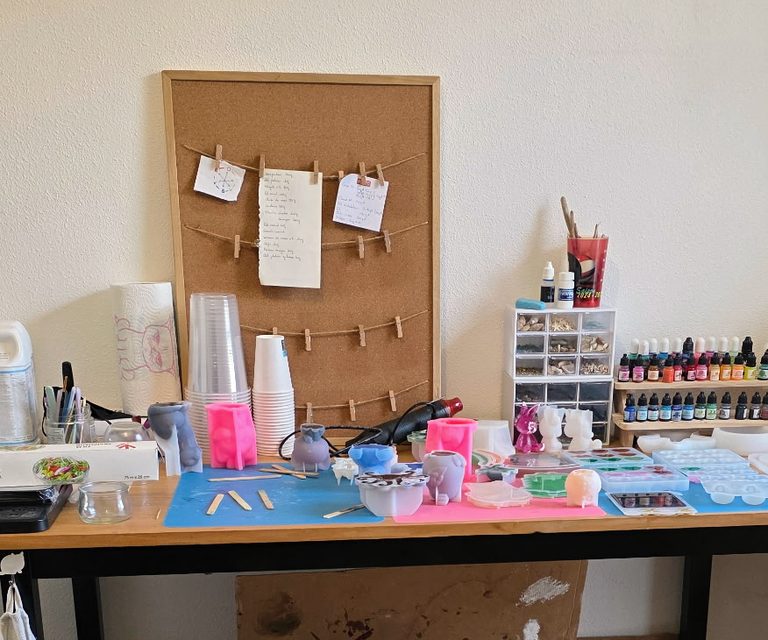 L’atelier Les Éclats de Lou à Saujon près de Royan : plan de travail, résine époxy, pigments et moules en silicone