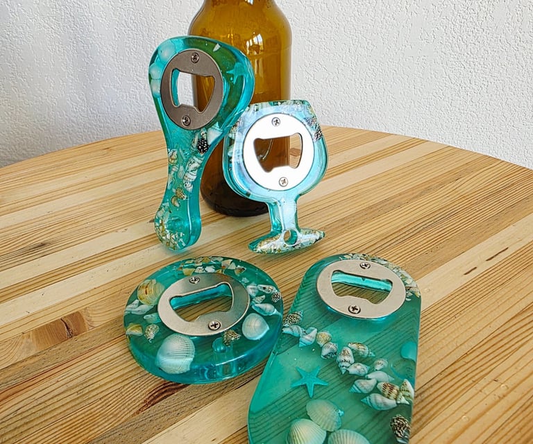 Décapsuleurs en résine turquoise incrustés de coquillages