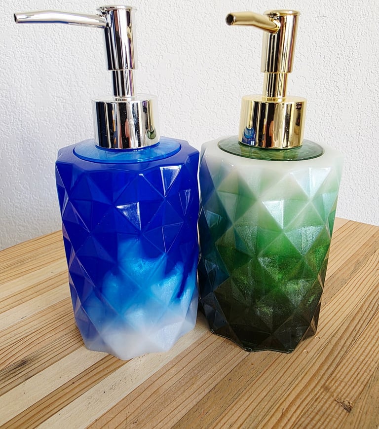 Distributeurs de savon en résine facettée bleue et verte