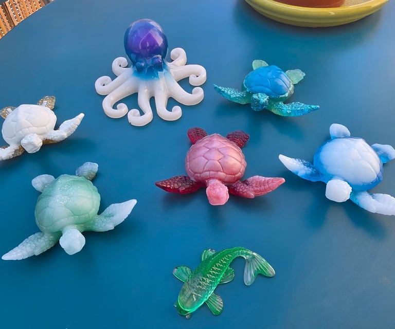 Figurines marines en résine : tortues, poulpe et poisson aux teintes pastel