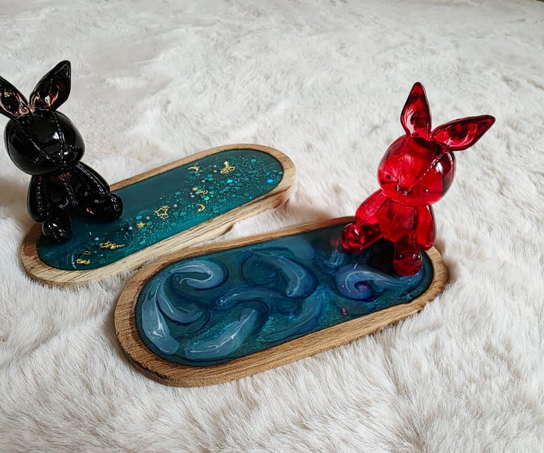 Vide-poches en bois et résine bleue avec figurines lapin