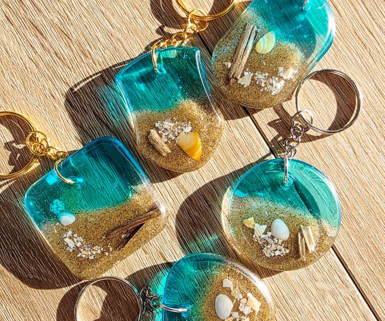 Collection de porte-clefs en résine époxy aux teintes océanes