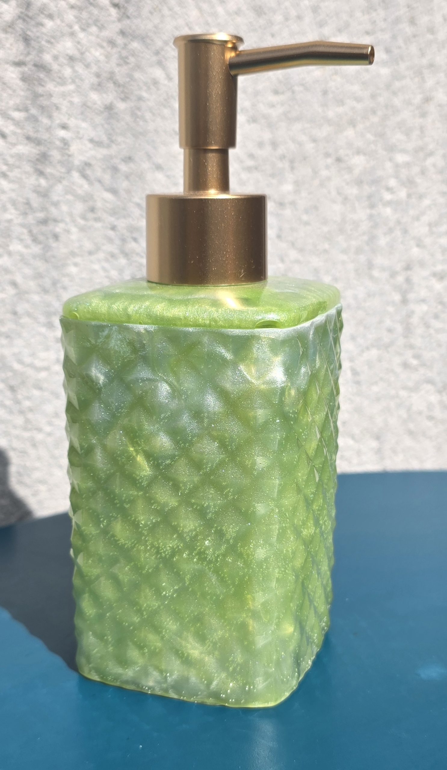 Distributeur de savon vert nacré — distributeurs de savon en résine époxy fait main, pièce unique